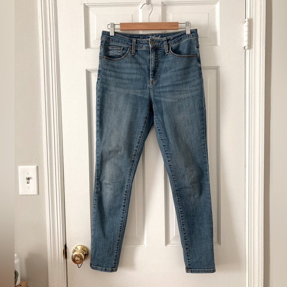 Universal Thread stretch skinny jeans. 8/29S